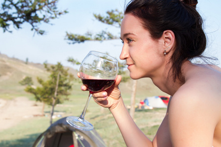 在一次野餐喝红酒的女人