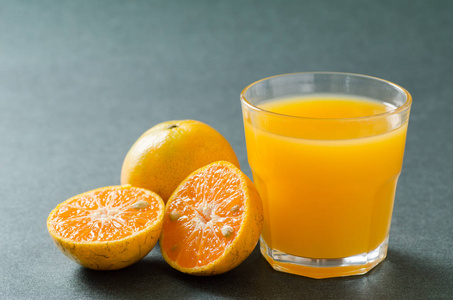 新鲜的橘橙水果和果汁