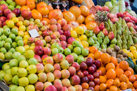 种类繁多的水果在市场上的托盘图片