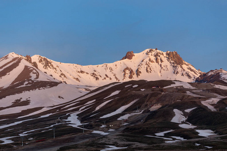 Erjiyes 山峰被雪覆盖着