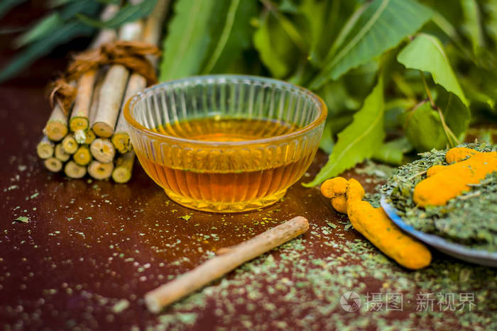 印度 iliacs 粉与树枝姜黄蜂蜜紧密结合, 用于牙齿护理