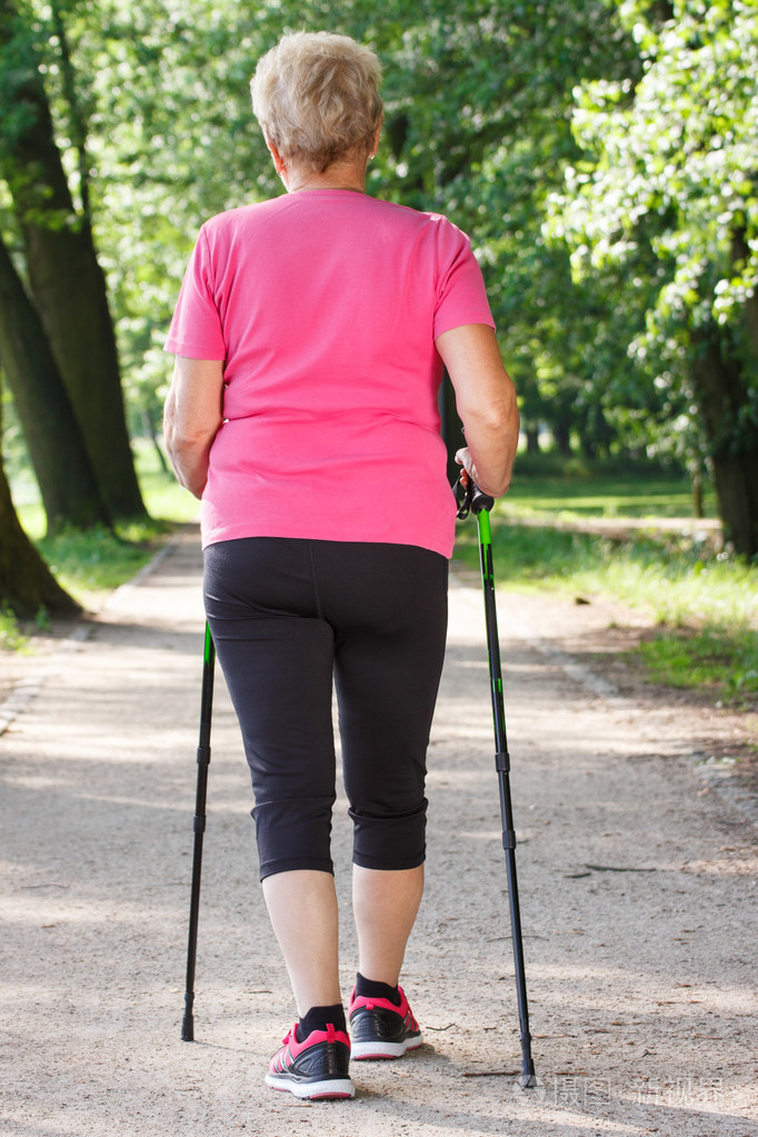 高级老妇练习走路,老年时的运动生活方式的北欧