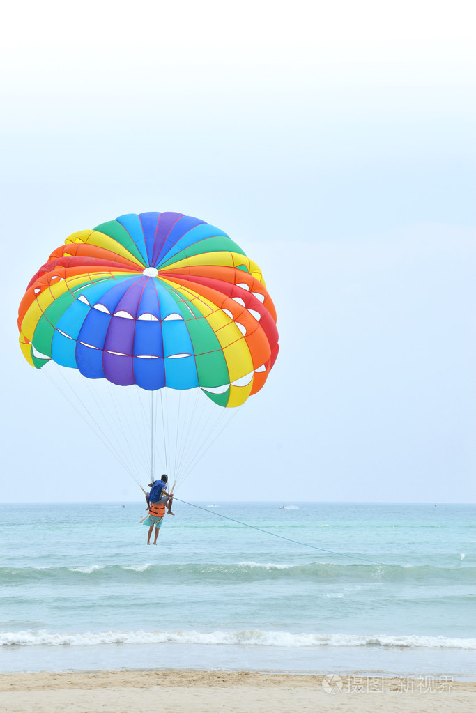 在巴东海滩，普吉岛，泰国滑翔伞