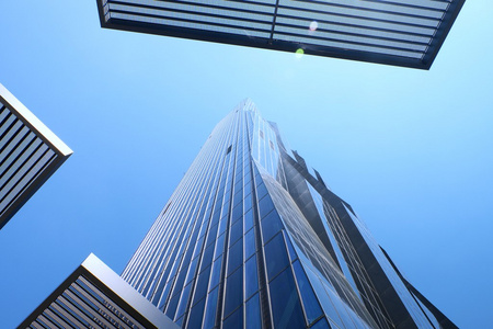 高层办公大楼与蓝色 windows 和蓝蓝的天空。现代建筑