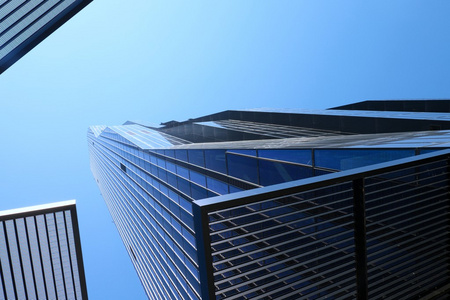 高层办公大楼与蓝色 windows 和蓝蓝的天空。现代建筑