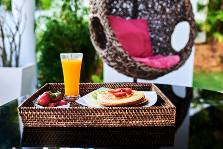 白盘子里放草莓的煎饼。夏日野餐甜点。明亮多彩的照片