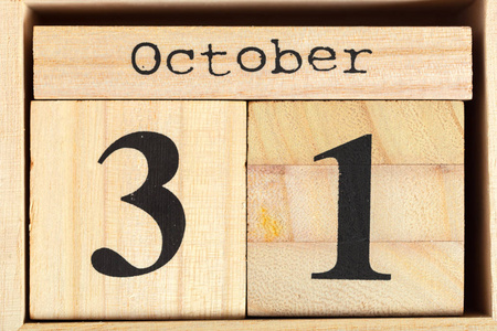 白色背景上有日期的木制立方体10月31日照片