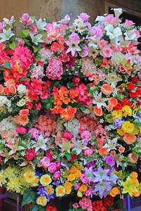 意大利威尼斯2018年7月31日。许多种美丽的, 五颜六色的花正在等待顾客在花店外面