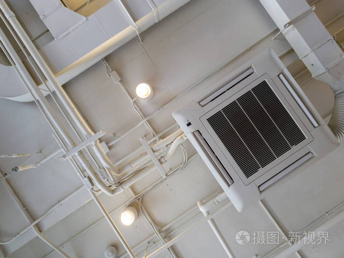 白色工业空调冷却管, 管道在天花板上.通风系统吊顶风管