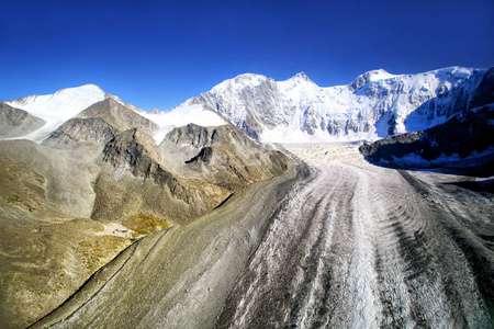 阿尔泰冠Belukha 山, 高度4506米。Katun 岭空中摄影