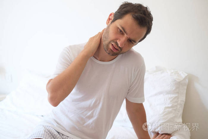 在早晨醒来和痛苦,因为背痛的人