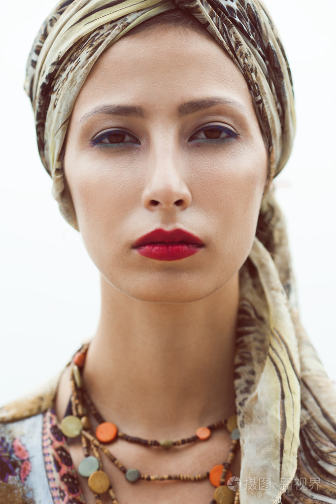 站在一起好化妆穿的华丽东方女人