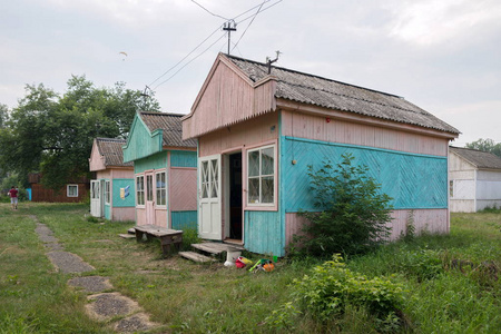 在克拉斯诺亚尔斯克地区 Shushenskoye 村火花营地的木制夏季旅游别墅。俄罗斯