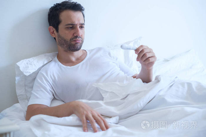 躺在床上测量温度感觉发烧生病的人照片-正版商用图片0rft0c-摄图新