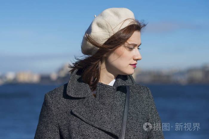 时尚的女孩,把她的头的侧面肖像