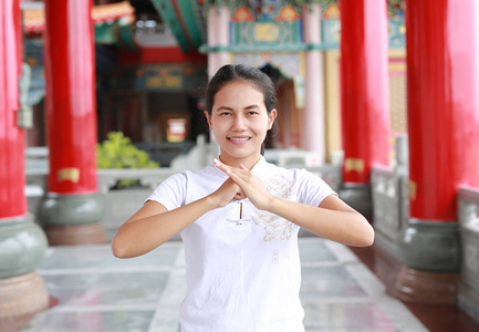 在中国受欢迎的表达崇敬在曼谷，泰国的华人庙宇的亚洲女人。中国农历新年的概念