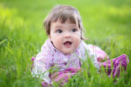 可爱的小宝贝在绿色草地上的女孩