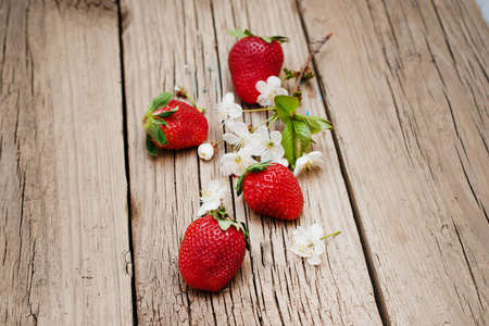 在一张桌子上的新鲜草莓