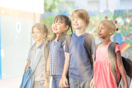 一群多民族小学同学在校园里快乐, 阳光来自天空