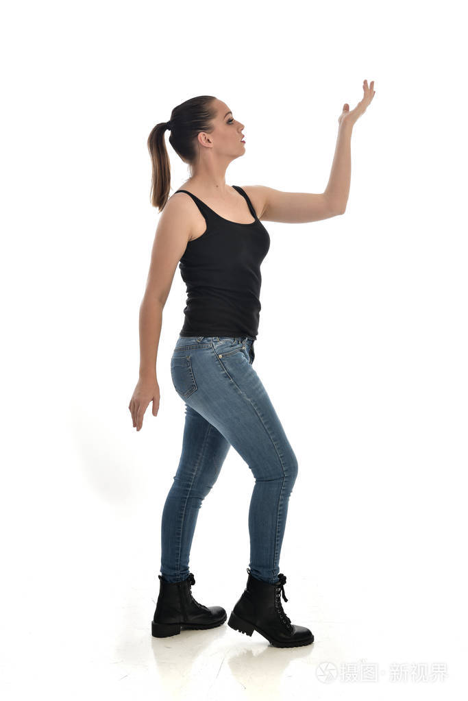 站立姿势, 侧面轮廓.在白色工作室背景下被隔离