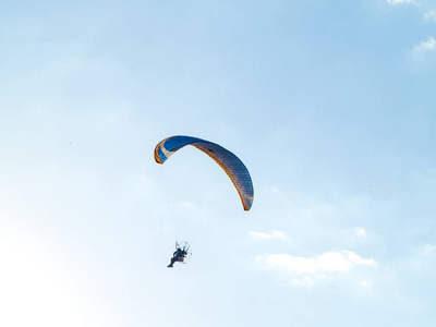 一个人练习与滑翔伞的极限运动与电机