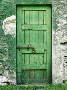 老闭合的绿色门照片