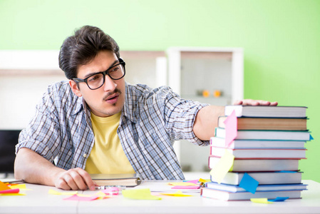 学生准备大学考试与许多冲突的