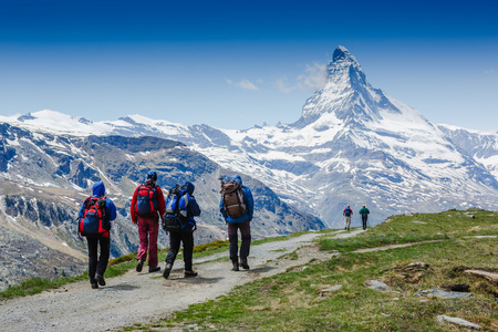 在山里徒步旅行者团队照片
