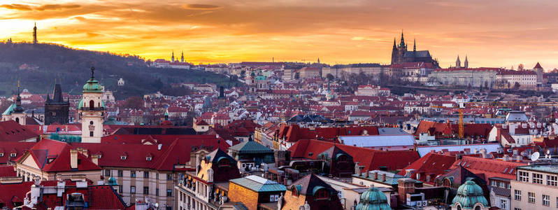 日落的布拉格老城的全景