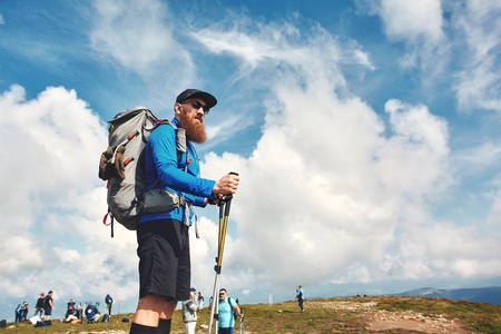 积极的男性徒步旅行者背包和徒步的波兰人享受全景日出在山区, 旅行和户外冒险概念。喀尔巴阡山, 乌克兰