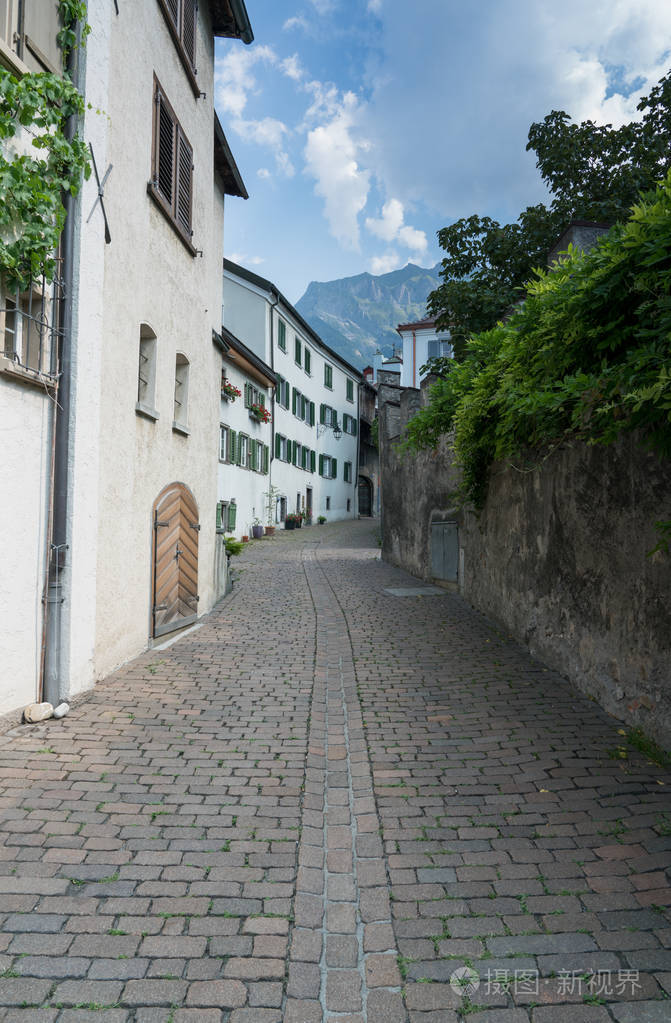 在瑞士阿尔卑斯山的一个古老的高山村庄风景如画的街道