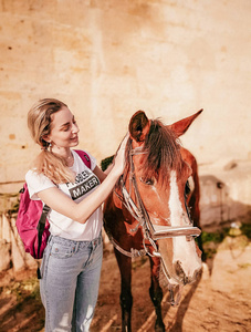 农场上有匹马的年轻女子