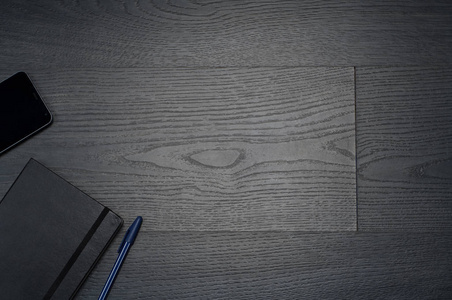 灰色钢笔灰色的木纹纹理,黑灰色的木墙上背景,顶视图的木桌上的钢笔