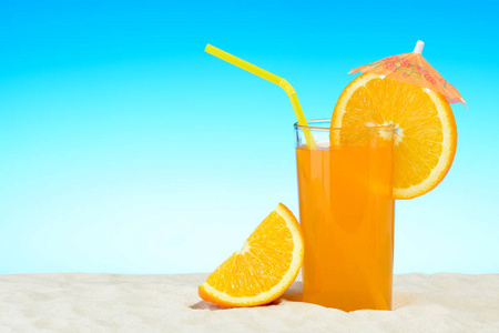 一杯橙汁在海滩上