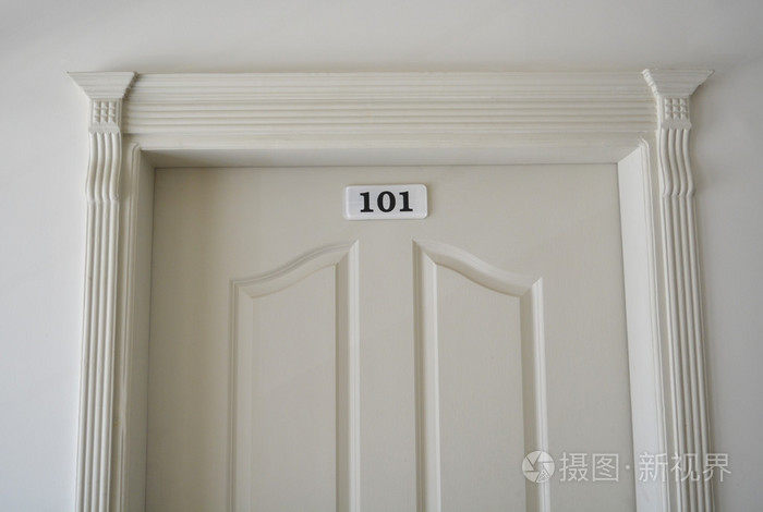 酒店前台查看的木制房门