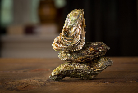 木制的桌子上的牡蛎