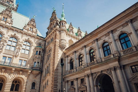市政厅的庭院。市政厅是著名的汉堡市政厅, 德国