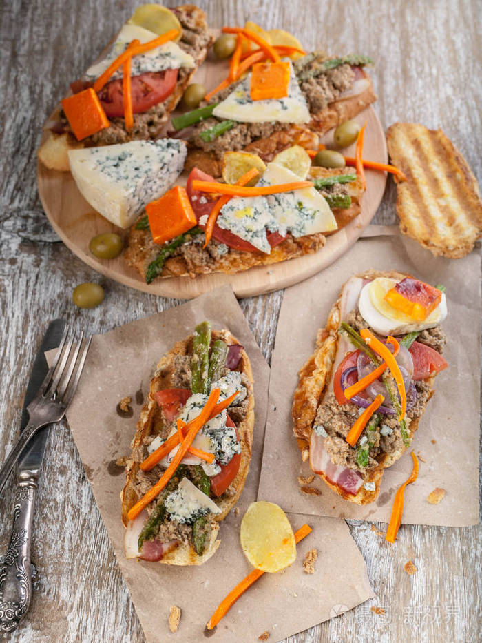 意大利三明治, 蘑菇, 蔬菜和奶酪.地中海传统菜肴.垂直射击