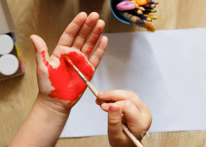 儿童的手和手掌上涂有彩色颜料.喜悦, 学校概念