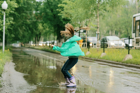 女孩玩下春天的雨