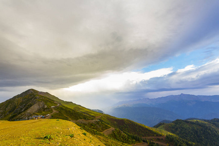 美丽的山夏天视图