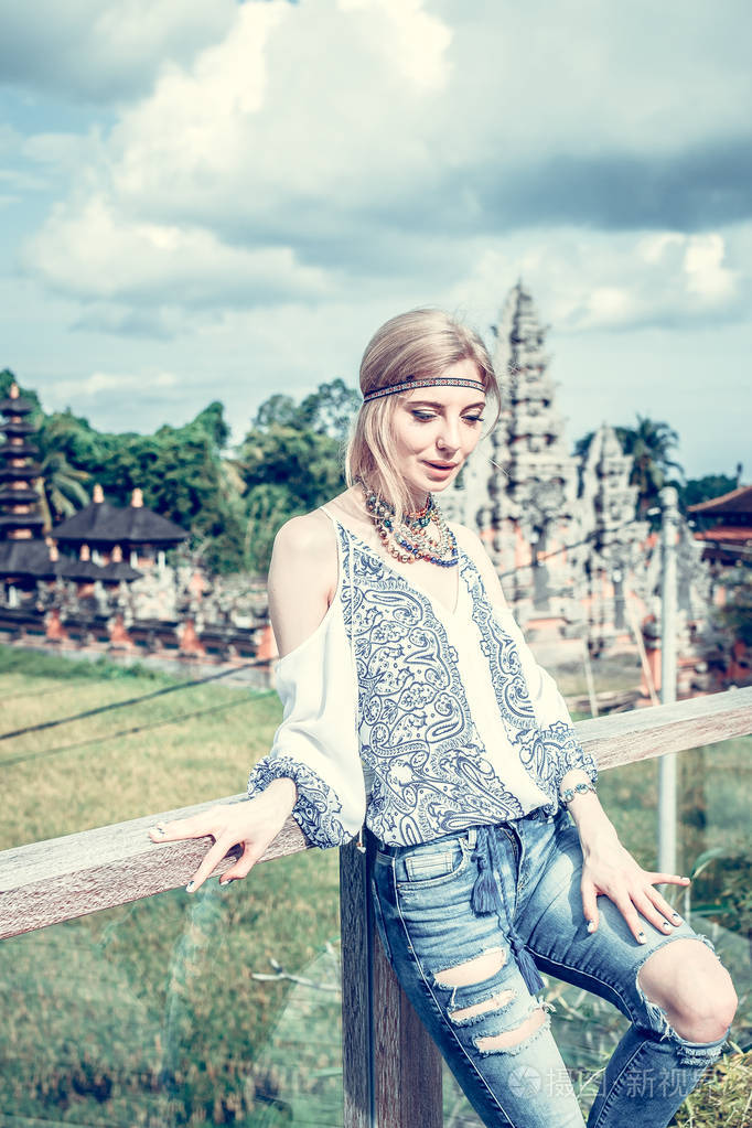年轻漂亮的女人,在巴厘岛寺附近构成的民族风格看画像.