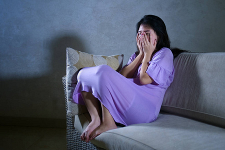 问题概念在笔记本电脑办公桌上工作的年轻忧郁寡欢的商人感到心烦意乱