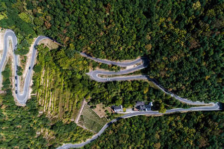 蜿蜒的路蜿蜒从高山通行证在 mosel 村庄 Brodenbach 德国鸟瞰图