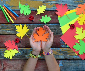 用自己手中的彩色纸制作枫叶, 用来装饰贺卡。手工工艺品。你好秋天的概念。儿童 Diy。复制空间。步骤4。做
