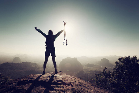 成功的女人站在山顶上照片
