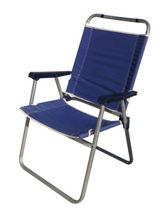 蓝色折叠椅子在白色背景被隔绝。包含的剪切路径
