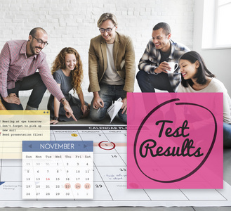 设计师使用海报和测试结果照片