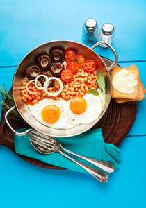 在铸铁平底锅 破的蛋 西红柿炒鸡蛋一起吃早餐