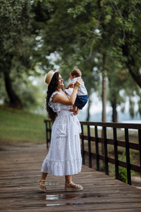 快乐的年轻母亲与婴孩在公园